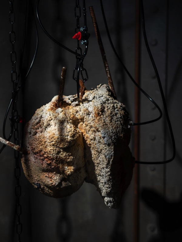 <p>Betong, lenker, armeringsjern, murerbøtte, plastslanger, vann</p>