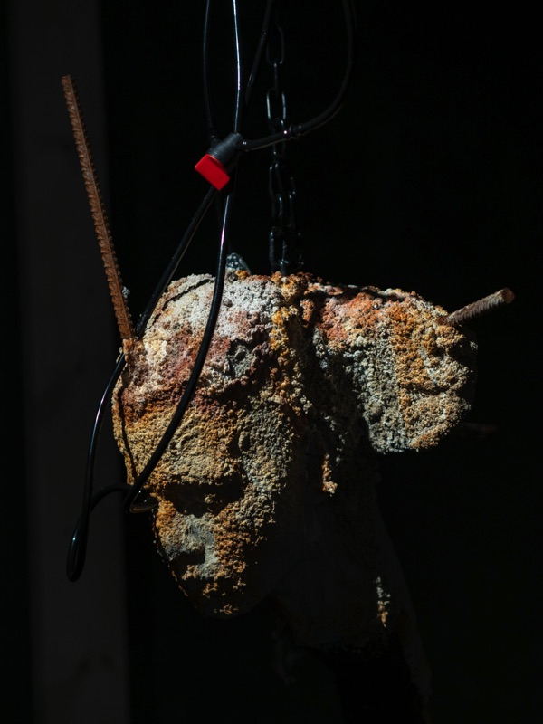 <p>Betong, lenker, armeringsjern, murerbøtte, plastslanger, vann</p>